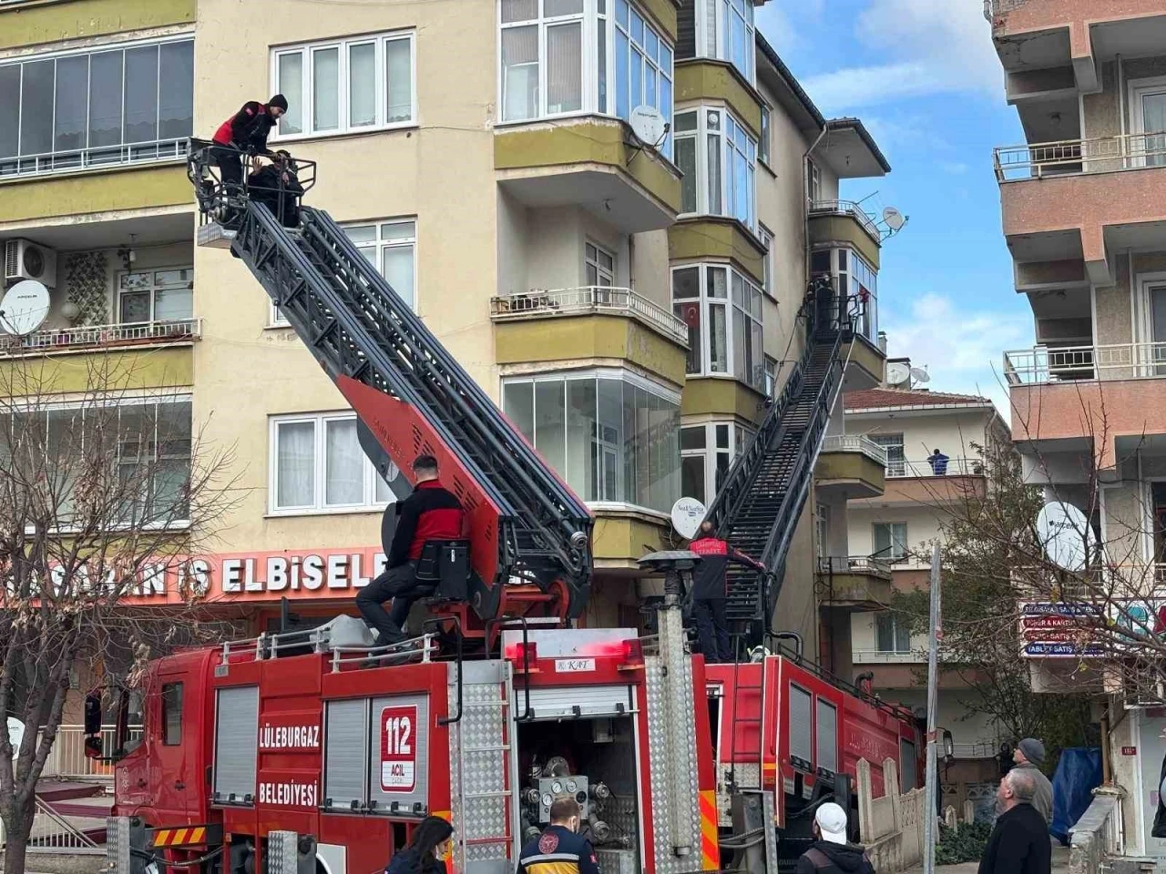 Lüleburgaz’da apartman dairesi yangını: Panik yaşayan vatandaşlar itfaiye merdivenleriyle indirildi
