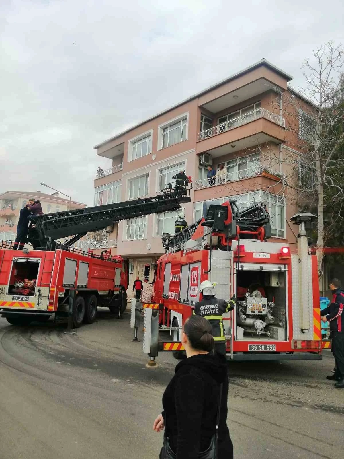 Lüleburgaz’da yangın: Vatandaşlar itfaiye merdivenleriyle kurtarıldı
