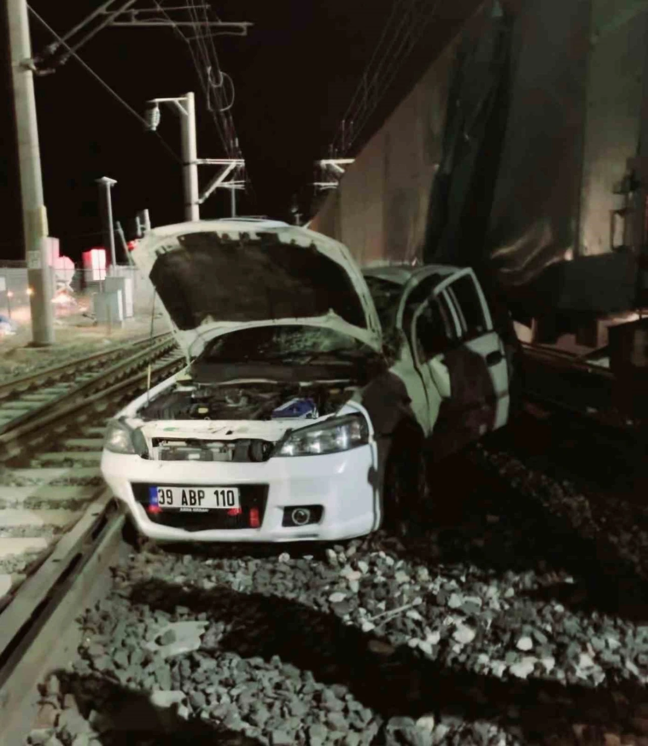 Lüleburgaz’da yük treni ile otomobil çarpıştı: 2 yaralı
