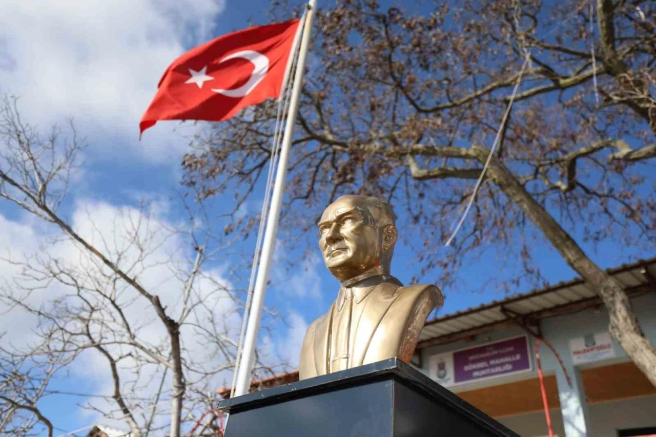 Mahalle halkının istediği Atatürk büstü muhtarlık önüne yerleştirildi
