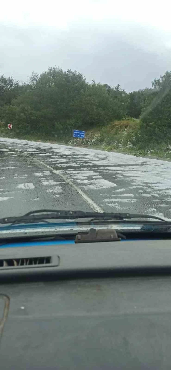 Mahya Dağı’nda doluya yakalanan araçlar benzinliğe sığındı
