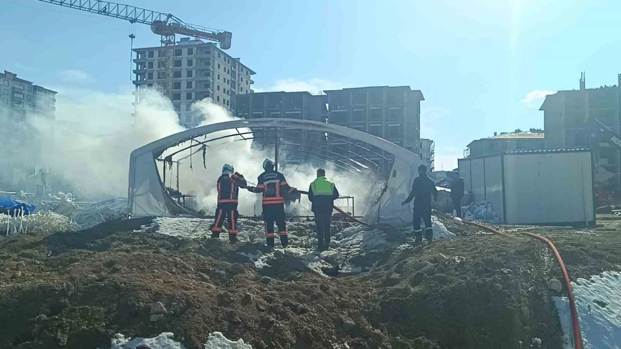 Malatya’da çadır depo yangınında maddi hasar meydana geldi
