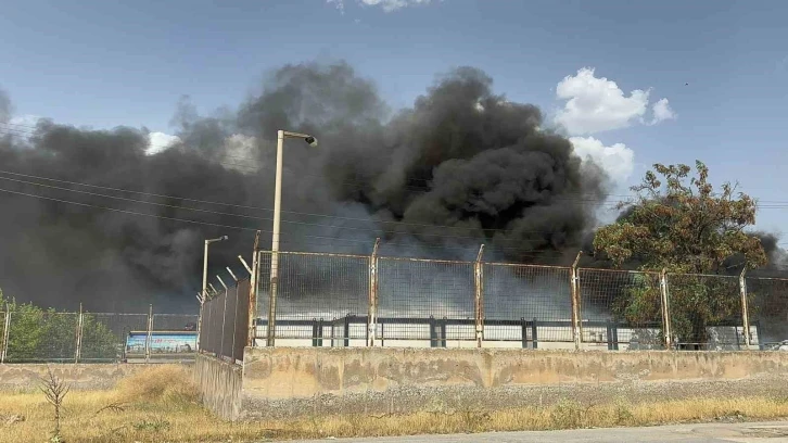 Malatya’da korkutan konteyner yangını
