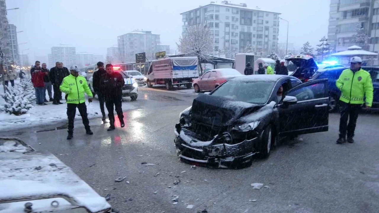 Malatya’da öğrenci servisi ile otomobil çarpıştı: 5 yaralı
