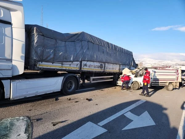 Malatya’da tır ile kamyonet çarpıştı: 1 ölü, 1 yaralı
