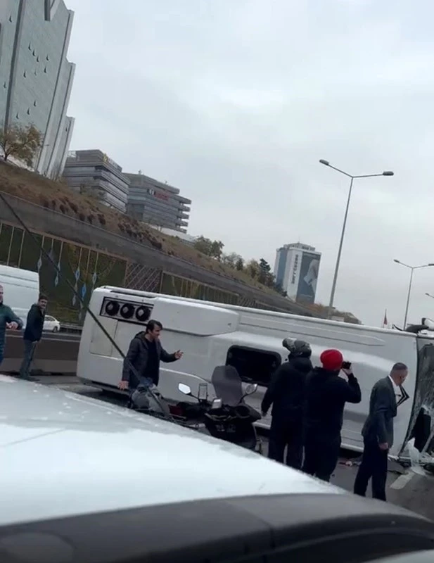 Maltepe E-5 Karayolu Ankara istikametinde seyir halindeki bir minibüs yan yattı. Olay yerine çok sayıda sağlık ve polis ekibi sevk edildi.
