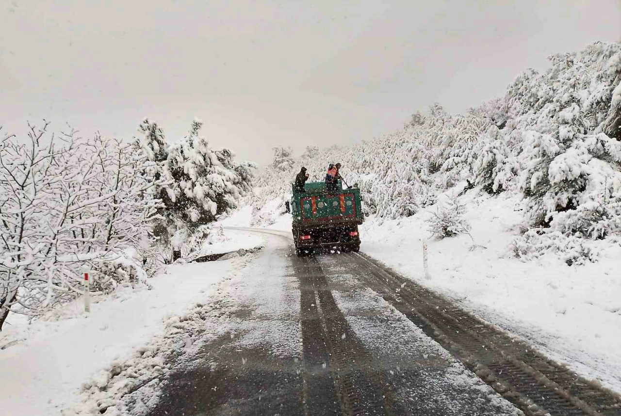 Kar Yağışıyla Mücadele Çalışmaları Devam Ediyor