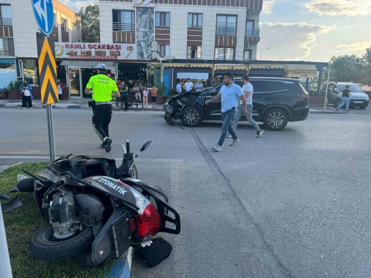 Manisa’da motosiklet ile cipin çarpışma anı kamerada: 2 yaralı
