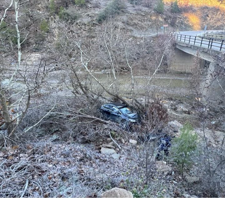 Manisa’da otomobil Gördes Çayına uçtu: 3 yaralı
