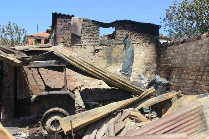 Manisa’daki yangının bilançosu: 4 ev, 1 ağıl, 2 motosiklet, 1 traktör, 1 iş makinesi kül oldu
