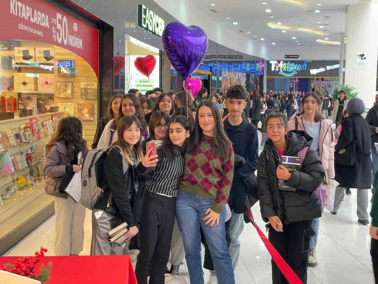 Mardian Mall’da imza günü büyük ilgi gördü
