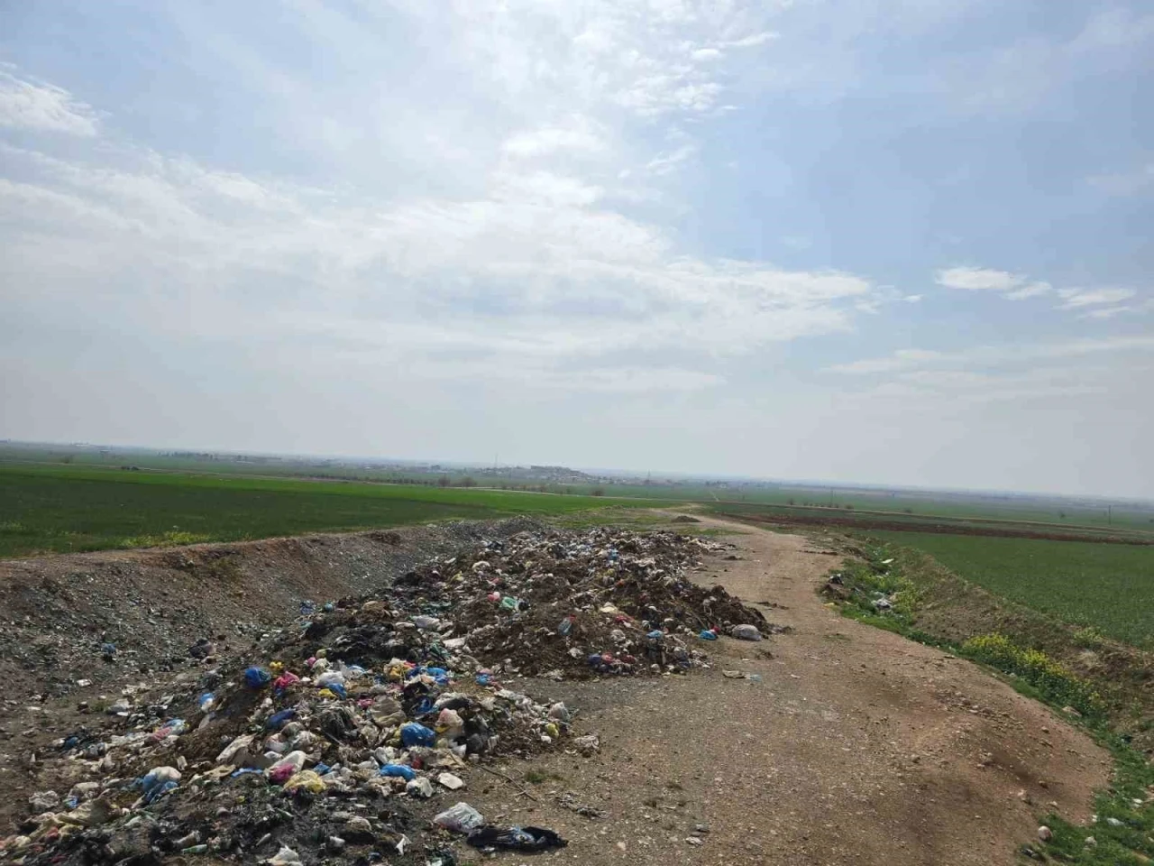 Mardin Büyükşehir Belediyesi, DEM Partili Nusaybin Belediyesinin yapmadığı çöp temizliğini gerçekleştirdi
