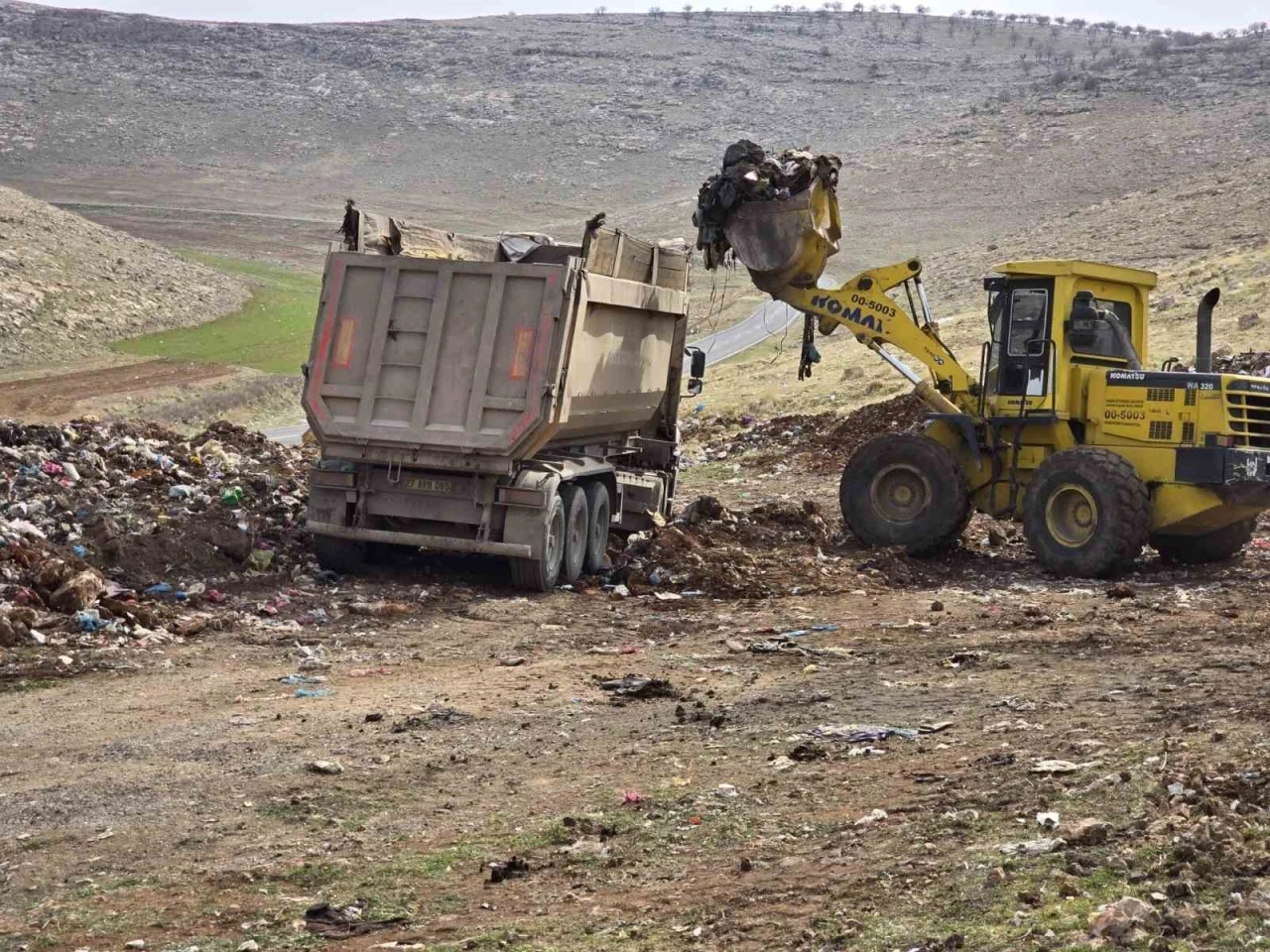 Mardin Büyükşehir Belediyesi, Nusaybin Belediyesinin yapmadığı çöp temizliğini üstlendi
