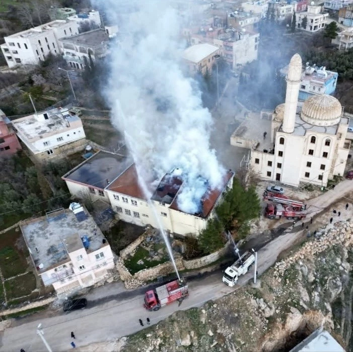 Mardin’de bir okulun çatısında çıkan yangın söndürüldü
