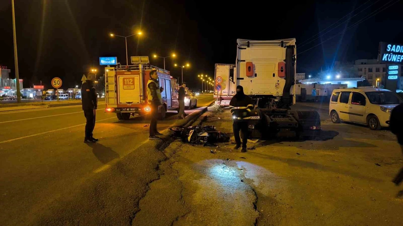 Mardin’de motosiklet park halindeki tıra çarptı: 2 yaralı
