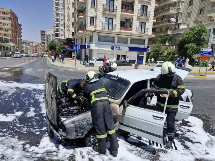 Mardin’de seyir halindeki otomobil yandı
