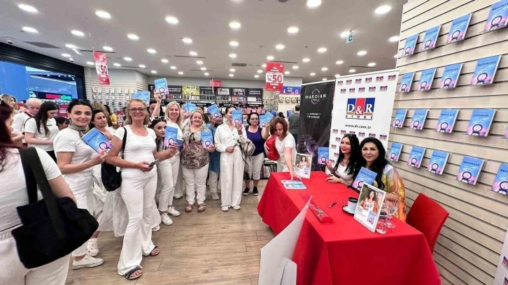 Mardin Mall’da yazar Duman, okurlarıyla buluştu
