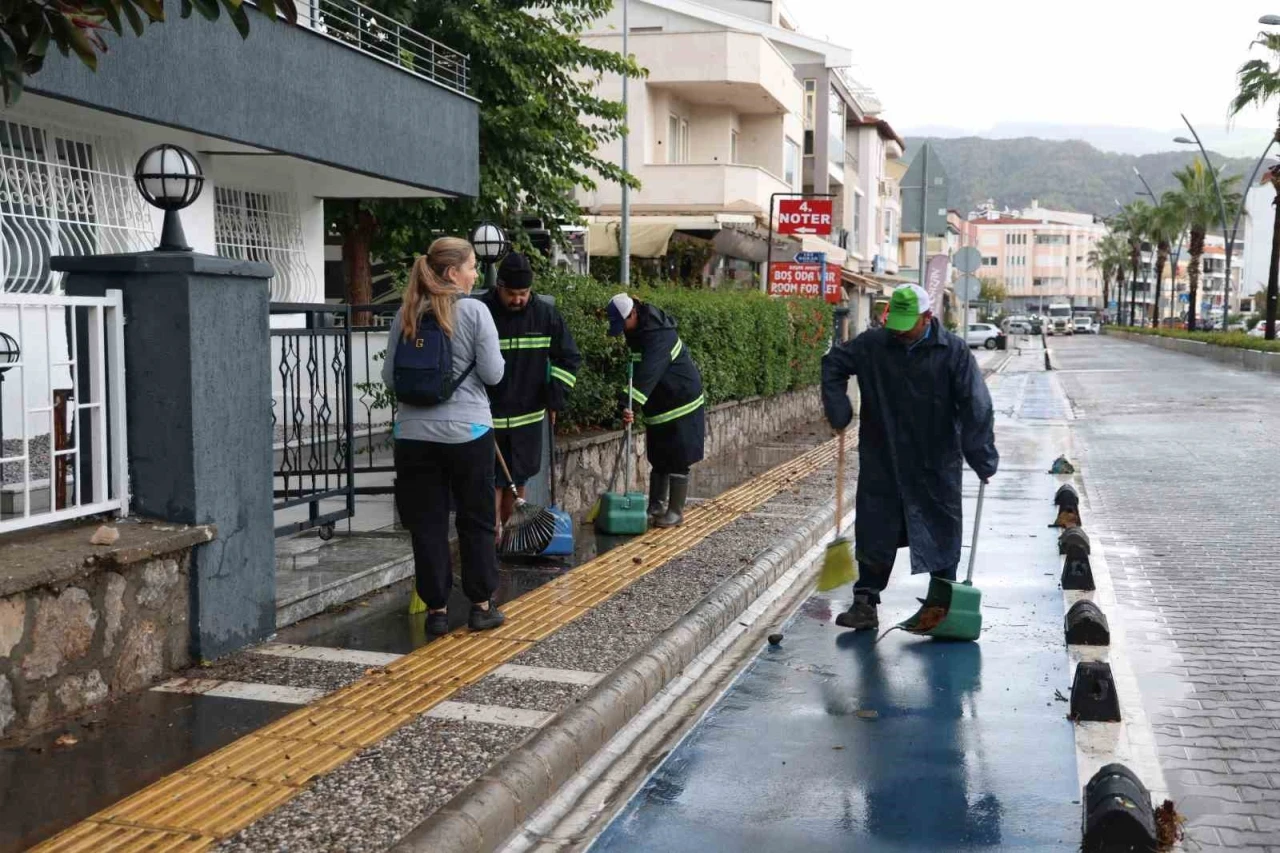 Marmaris’te belediye ekiplerinin yağmur mesaisi sürüyor
