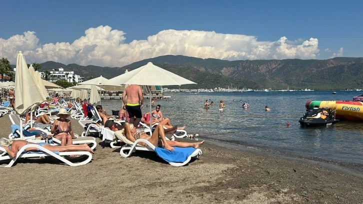 Marmaris’te denizin keyfini turistler çıkarıyor
