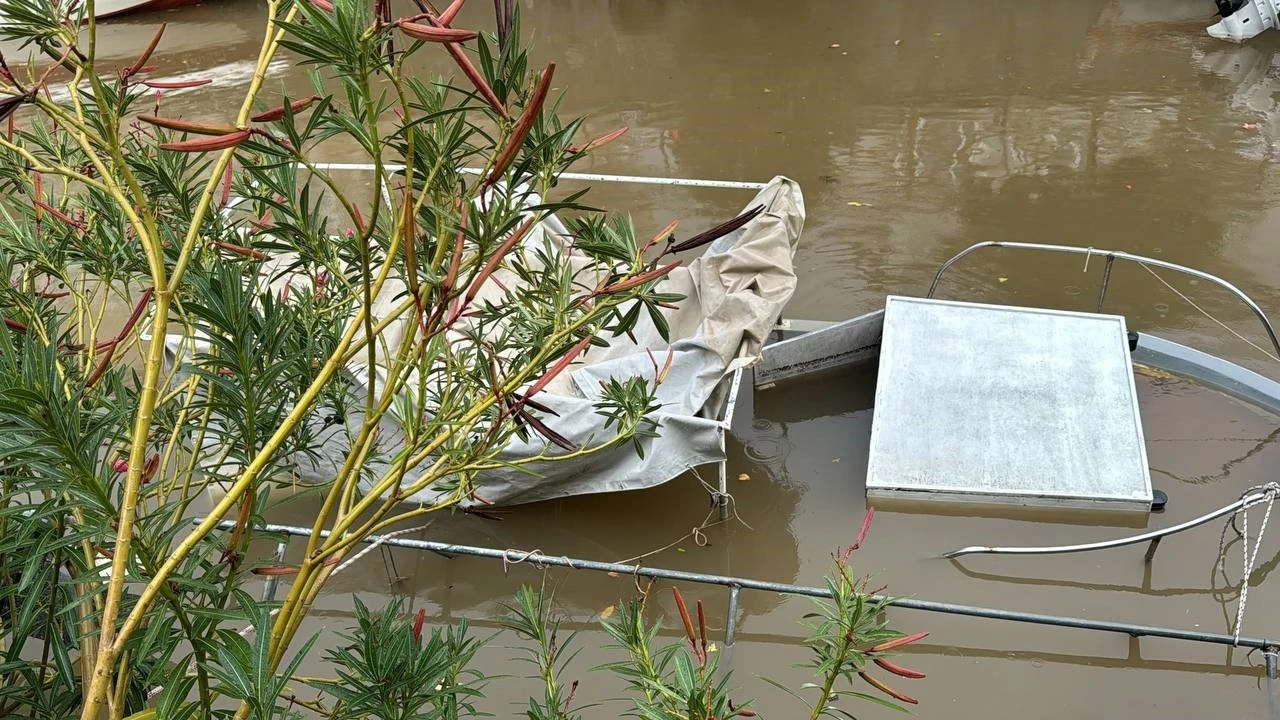 Marmaris’te sağanak etkili oldu, balıkçı teknesi suya gömüldü
