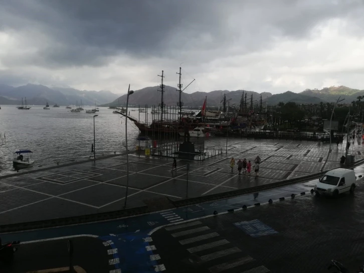 Marmaris’te sağnak yağış etkili oldu
