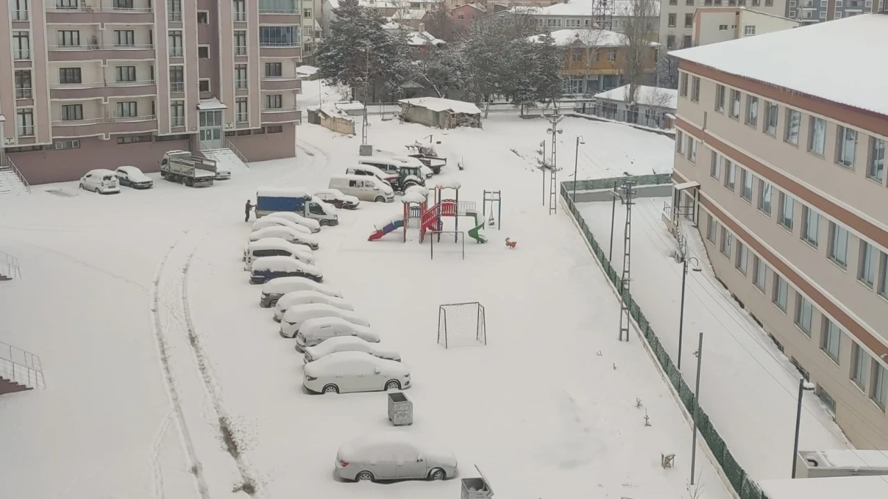 Mart kapıdan baktırdı
