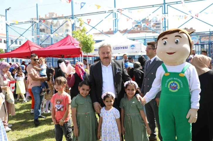 Melikgazi Belediyesi Karne Şenliği ile öğrencilerin yüzlerini güldürdü
