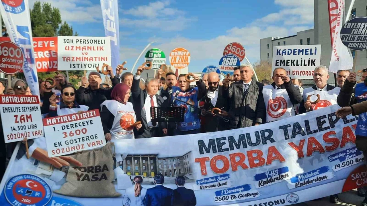 Memur sendikaları Hazine ve Maliye Bakanlığı önünde taleplerini açıkladı
