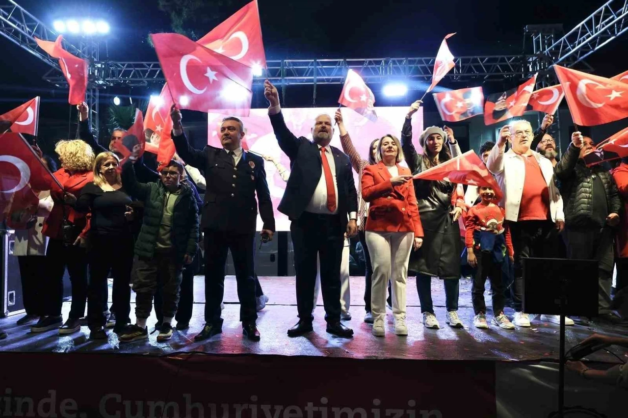 Menemen’de binler, cumhuriyet aşkıyla yürüdü
