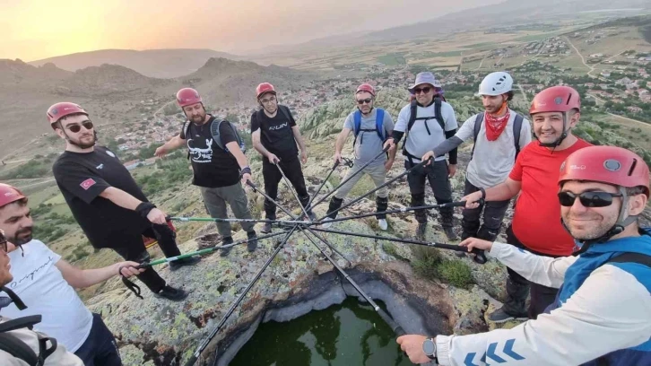 Merhum Ertaş’ın ’Gönül Dağı’na dağcılar Türk Bayrağı dikti
