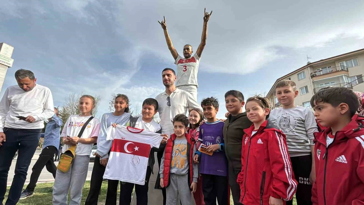 Merih Demiral, Bolu’daki ‘Bozkurt’ heykelinin yanında: "İyi ki de yapmışım"
