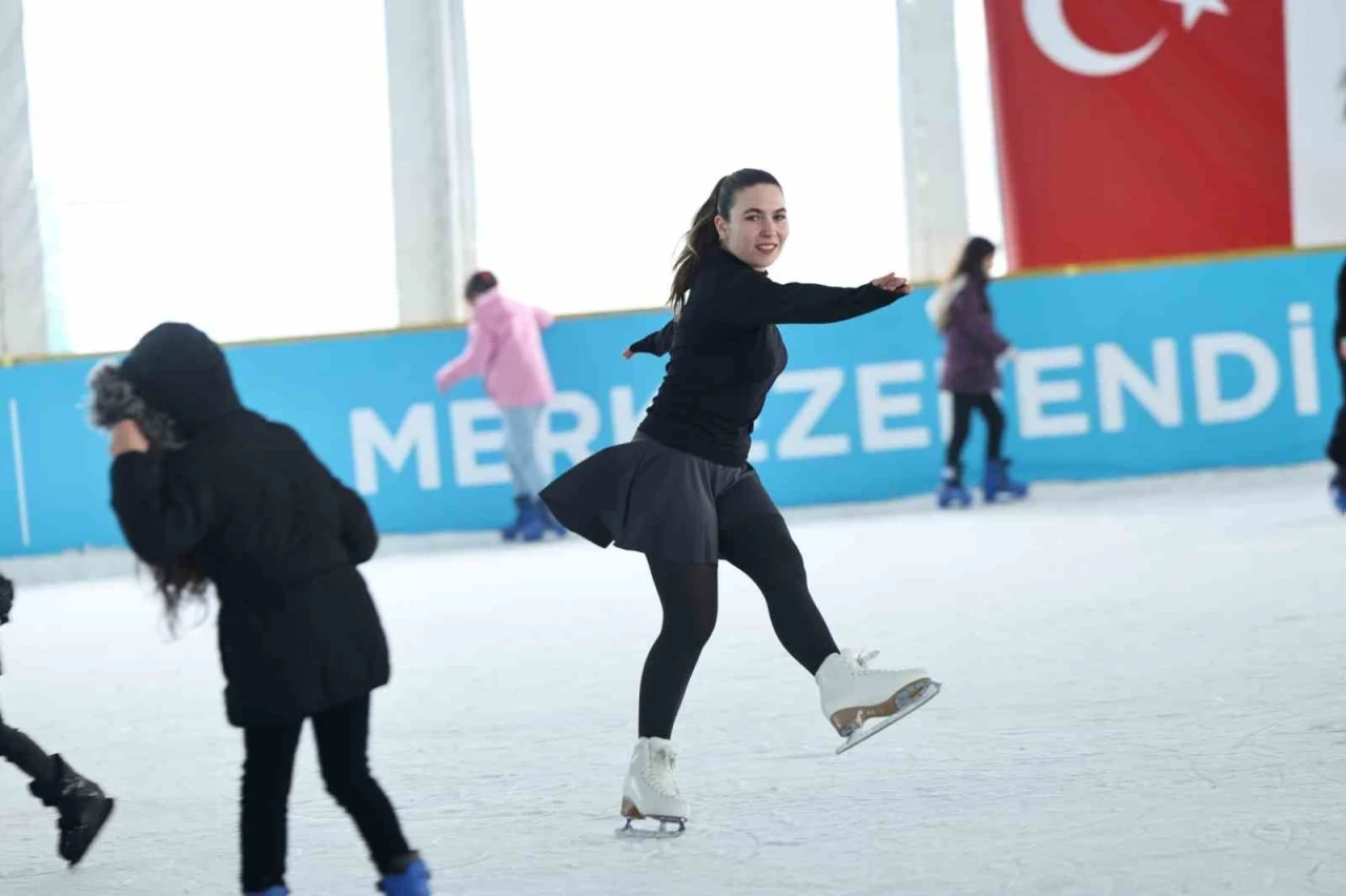 Merkezefendi’de buz pateni coşkusu devam ediyor
