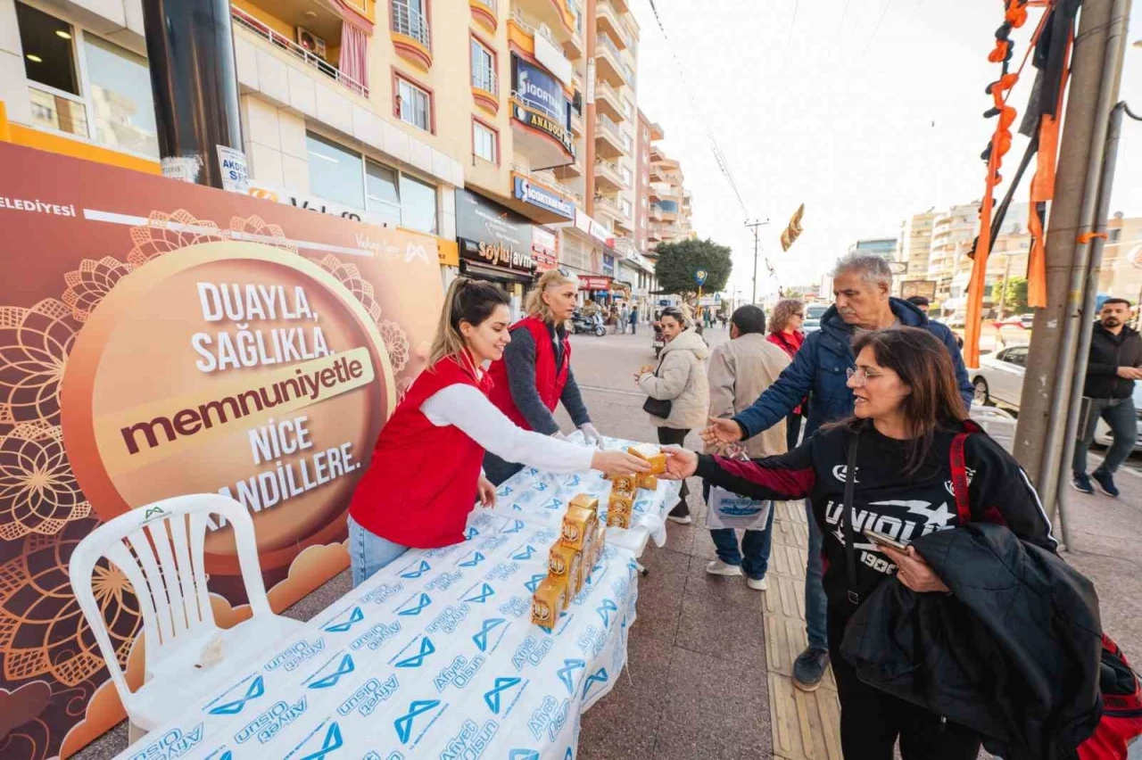 Mersin Büyükşehir Belediyesi, Regaip Kandili’nde 15 bin kandil simidi dağıttı
