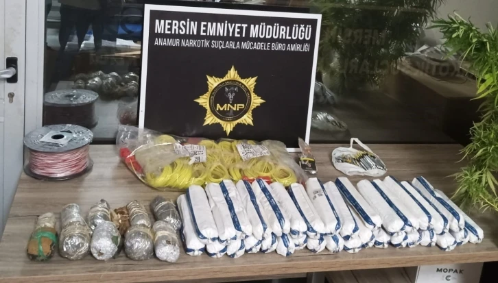 Mersin’de 19 kilo dinamit ve uyuşturucu ele geçirildi
