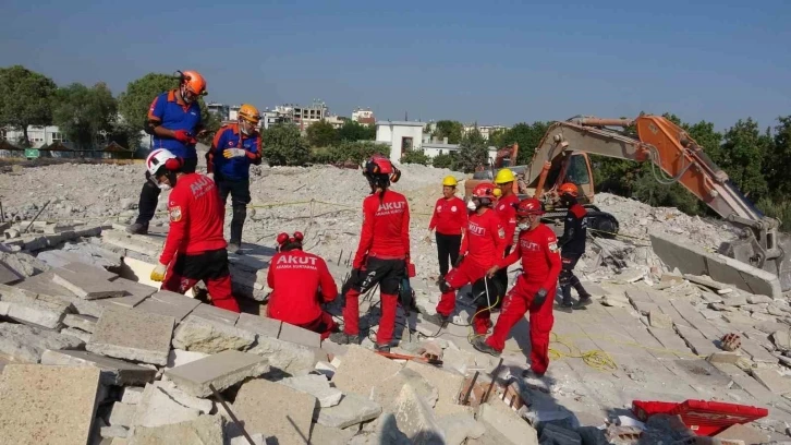 Mersin’de deprem tatbikatı gerçeğini aratmadı
