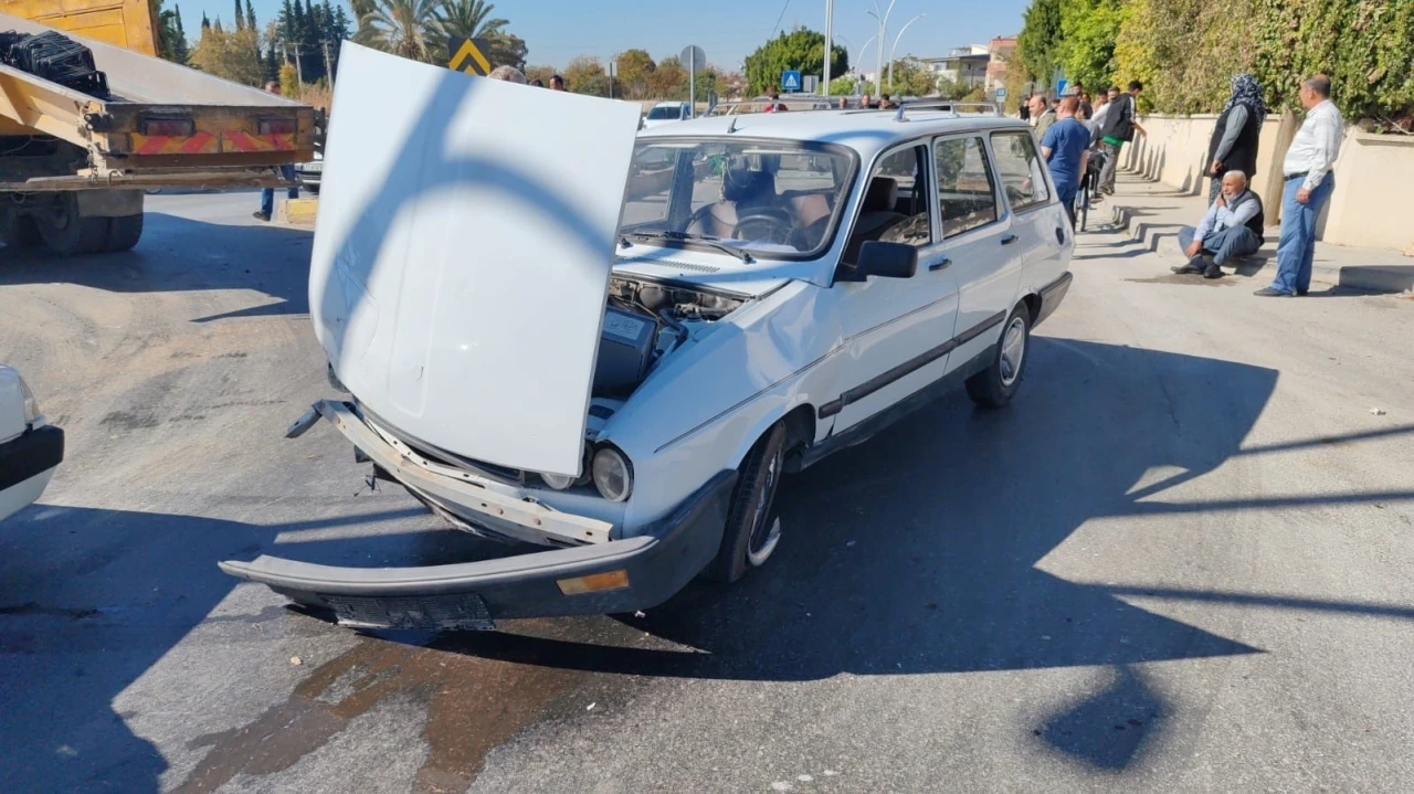 Mersin’de otomobil ile kamyonet çarpıştı: 2 yaralı
