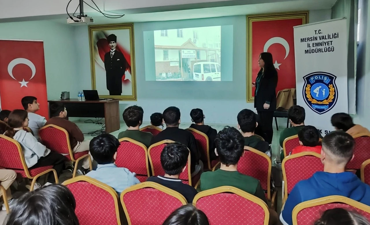 Mersin polisi çocukları bilgilendiriyor
