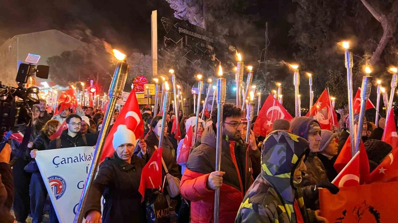 Meşaleler Çanakkale şehitleri için yandı
