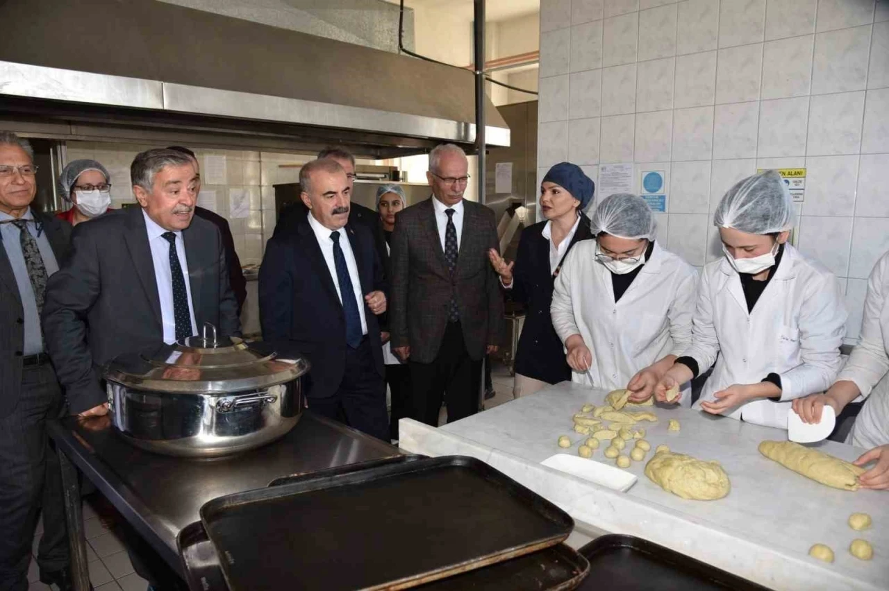 Meslek Lisesi öğrencileri hem üretiyor, hem satıyor
