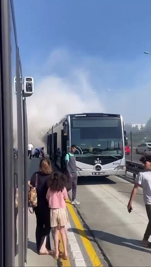 Metrobüste yangın paniği
