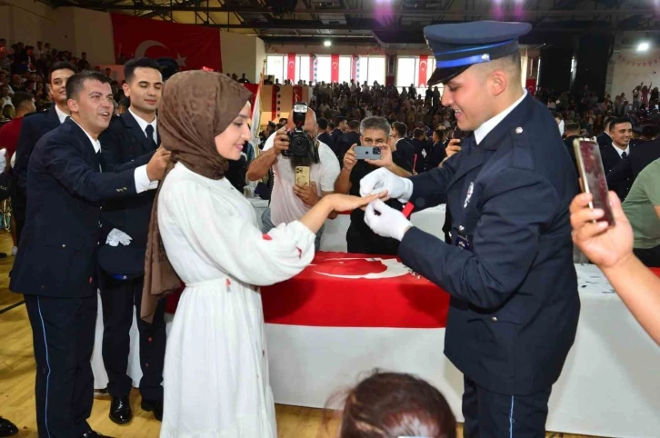 Mezun olan polis tören sonrası sevgilisine evlenme teklifi etti
