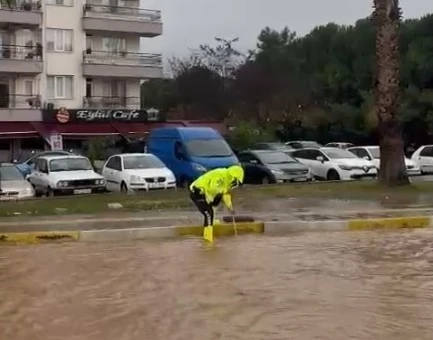 Yağışa Karşı Trafik Ekipleri Canla Başla Çalıştı