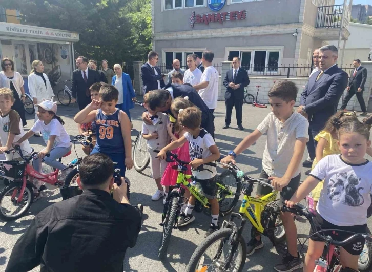 Milli Eğitim Bakanı Tekin Beylikdüzü’nde yaz okulunu ziyaret etti
