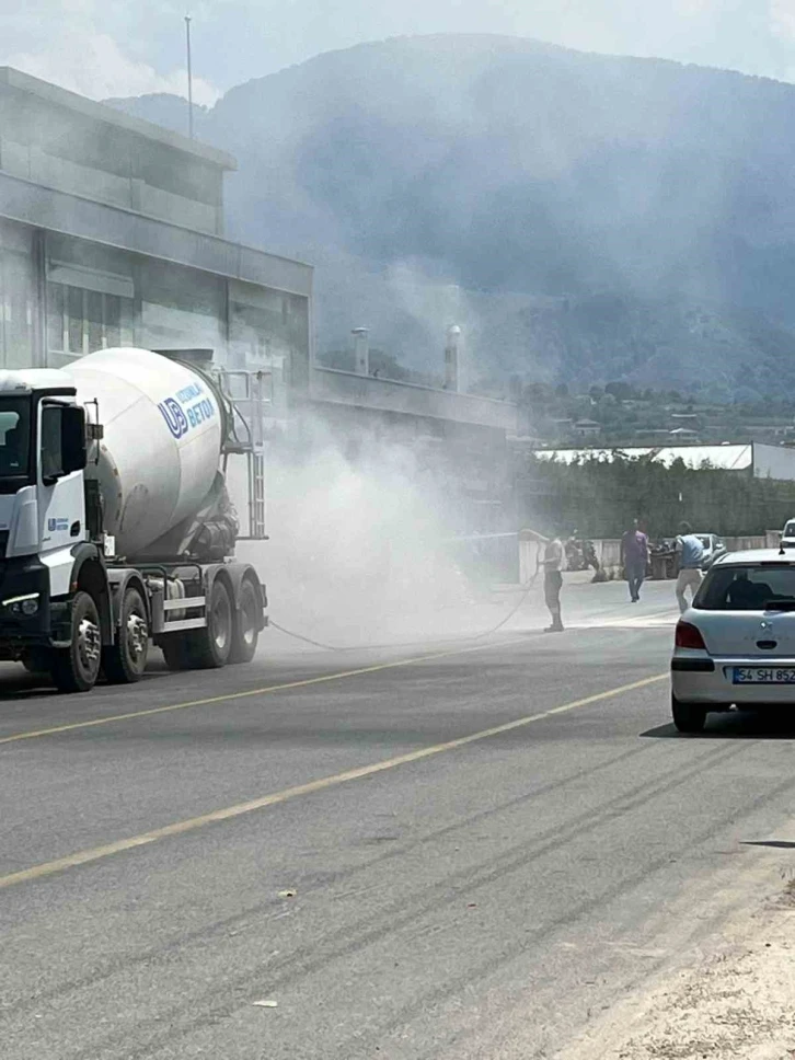 Minibüs alev topuna döndü, ilk müdahale beton mikserindeki suyla yapıldı
