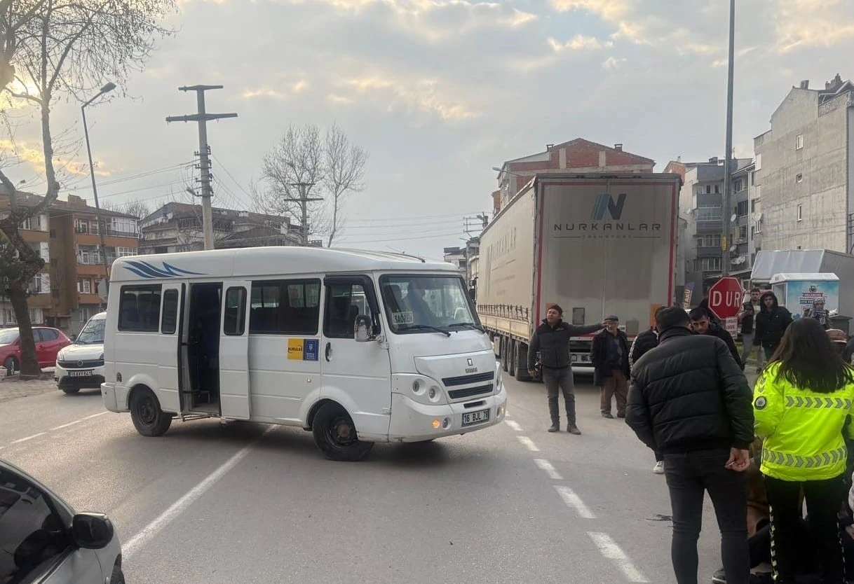 Minibüs ile çarpışan motosikletteki çift yaralandı
