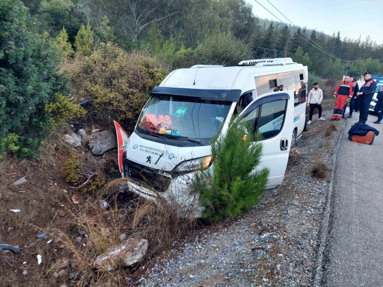 Minibüs şarampole girdi: 8 yaralı
