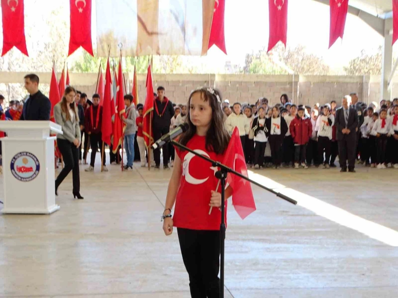 Minik Emine, “Bugün” şiirini okurken gözyaşlarına hakim olamadı
