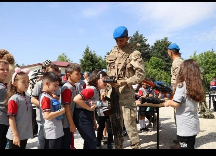 Minik öğrenciler jandarmanın çalışmalarına hayran kaldı
