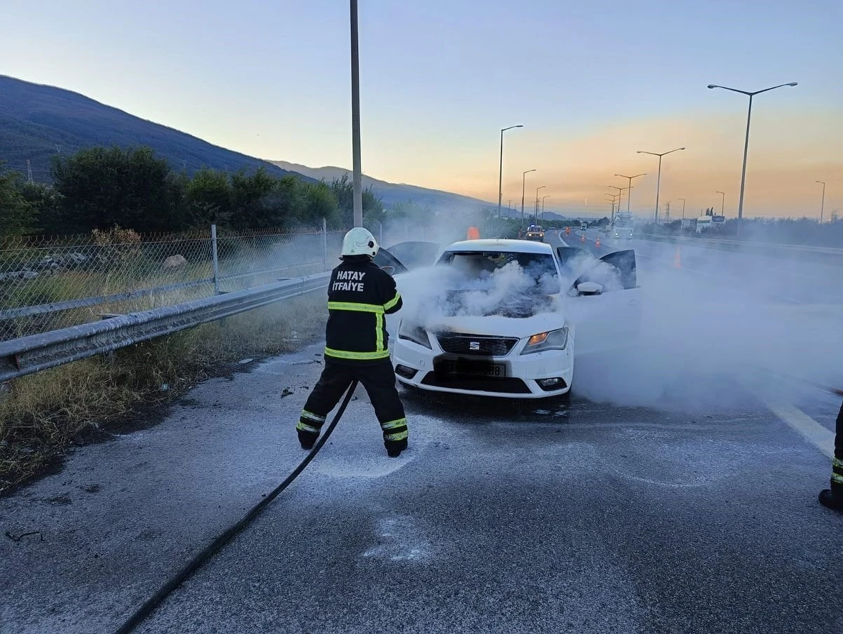 Motor kısmı yanmaya başlayan araçta hasar oluştu
