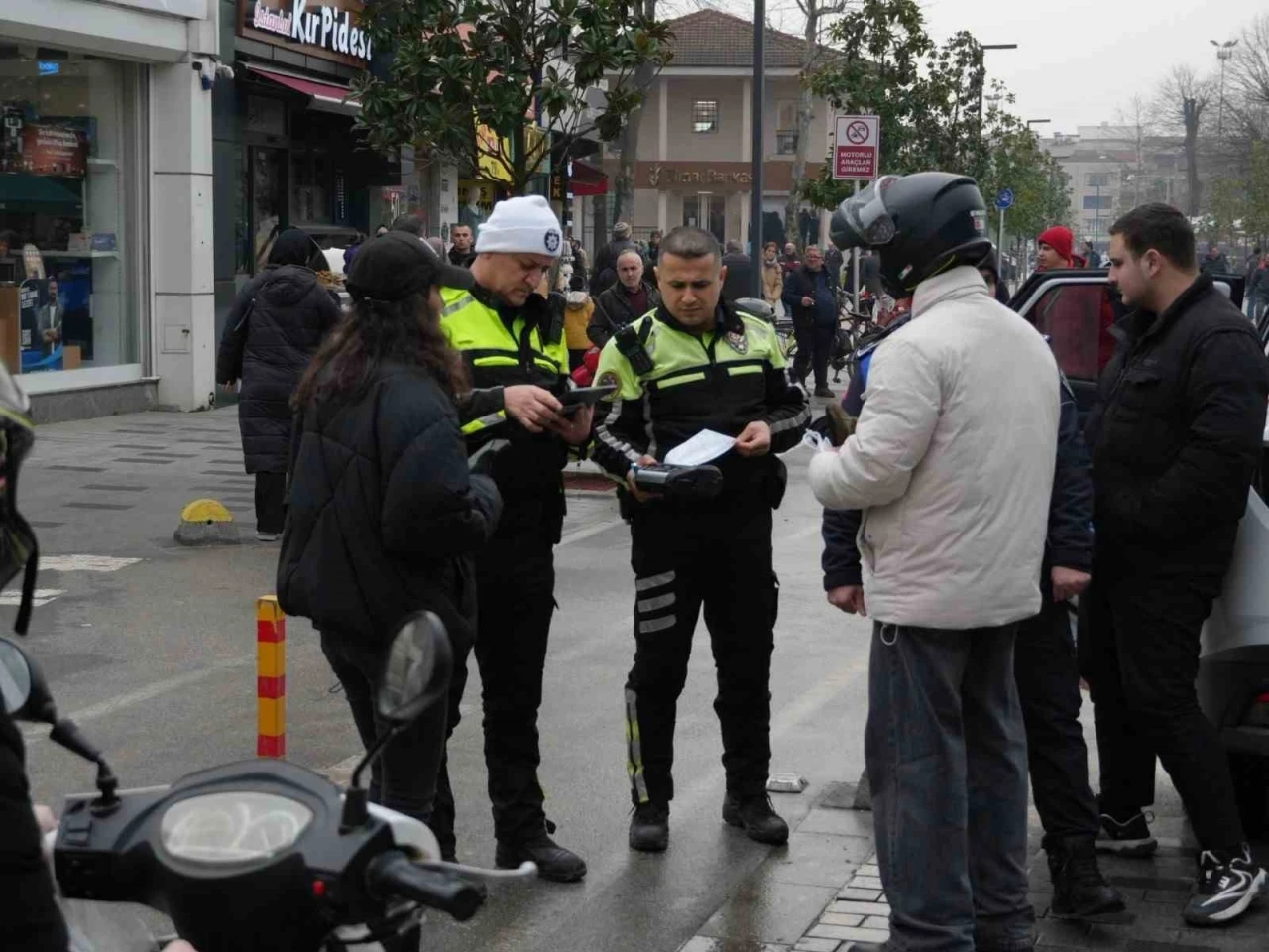 Motorlu araç trafiğine kapalı caddeye girdiler, 993 TL ceza yediler
